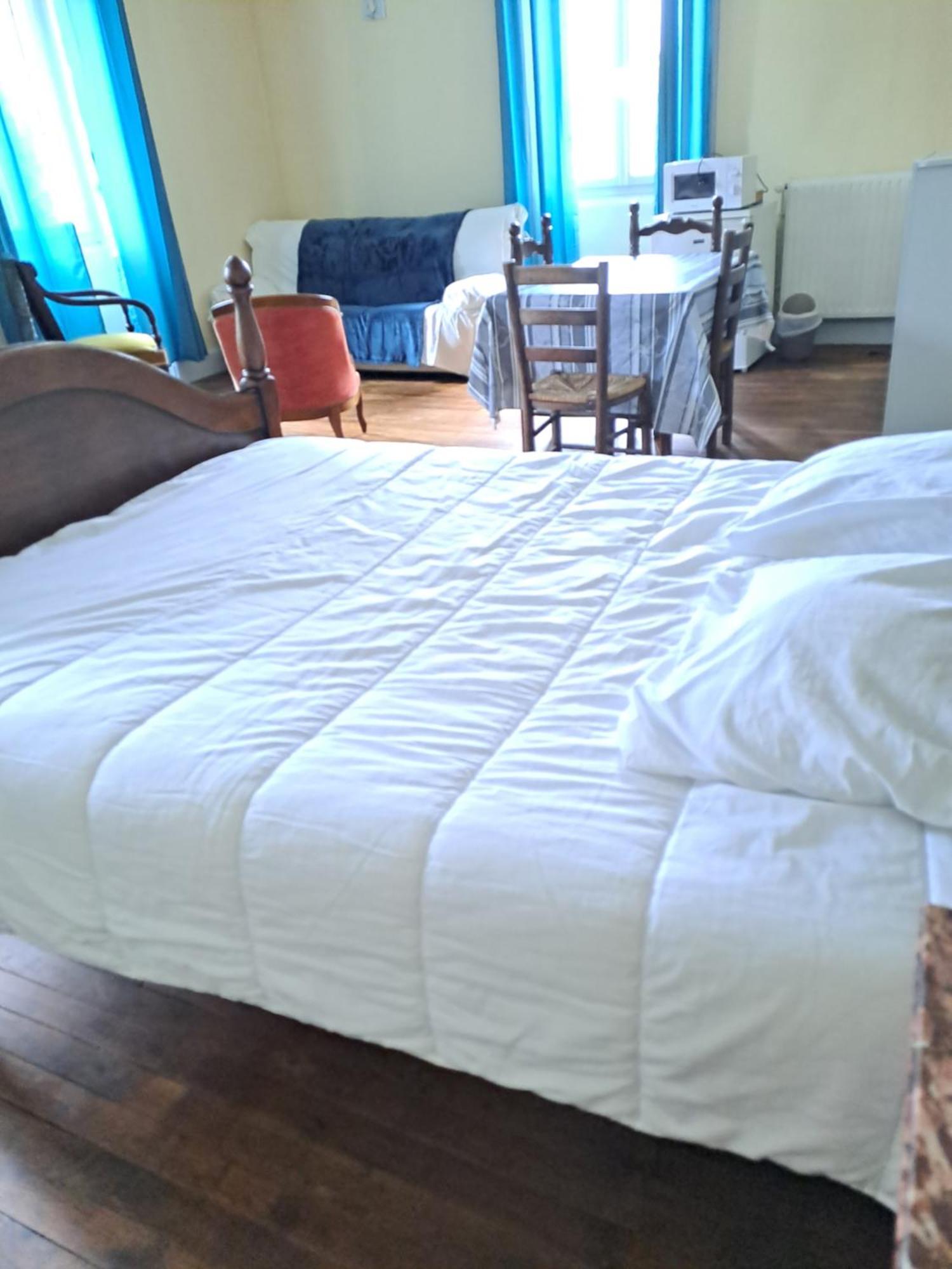 Les Chambres Du Cheval Blanc Allassac ภายนอก รูปภาพ